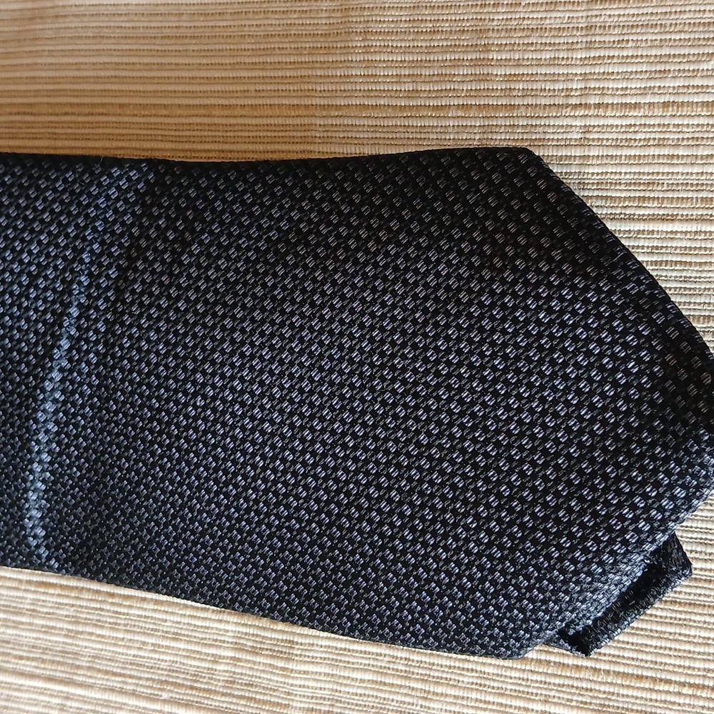 Calvin Klein 100% Silk Premium Classic Black Textured Tie - Picture 4 of 4